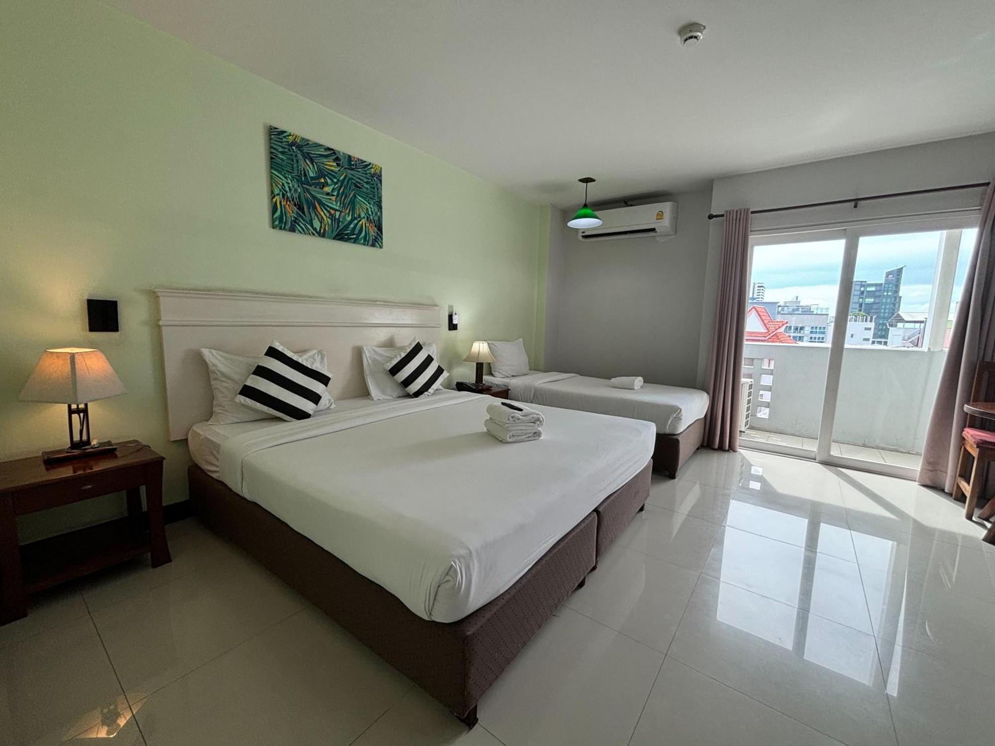 Sutus Court 1 Hotel Pattaya Bagian luar foto