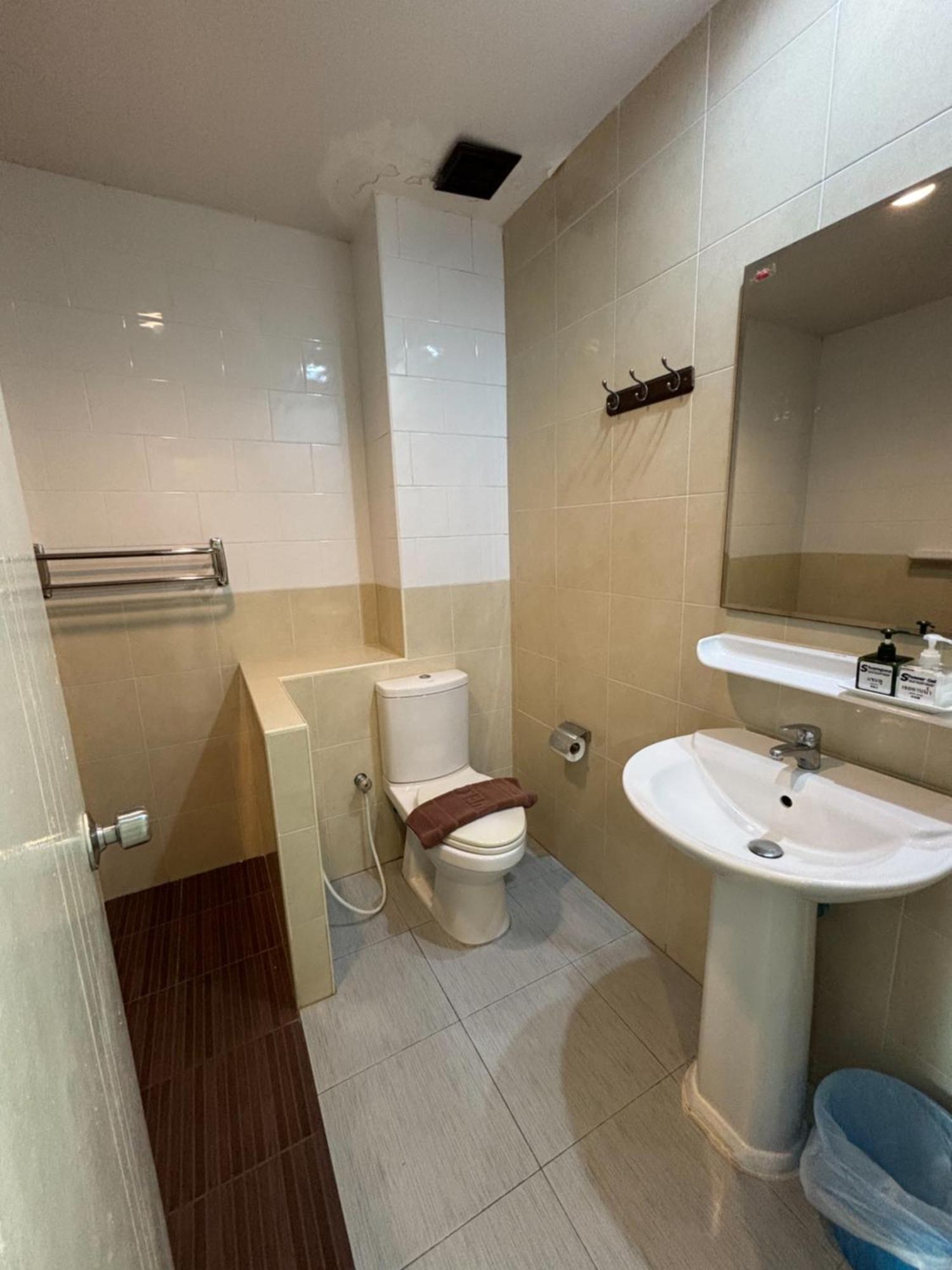 Sutus Court 1 Hotel Pattaya Bagian luar foto