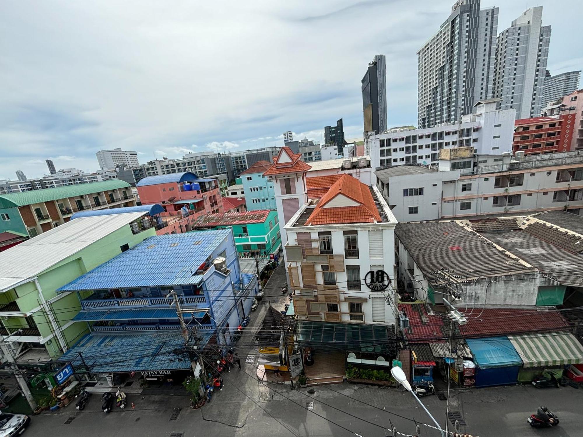 Sutus Court 1 Hotel Pattaya Bagian luar foto