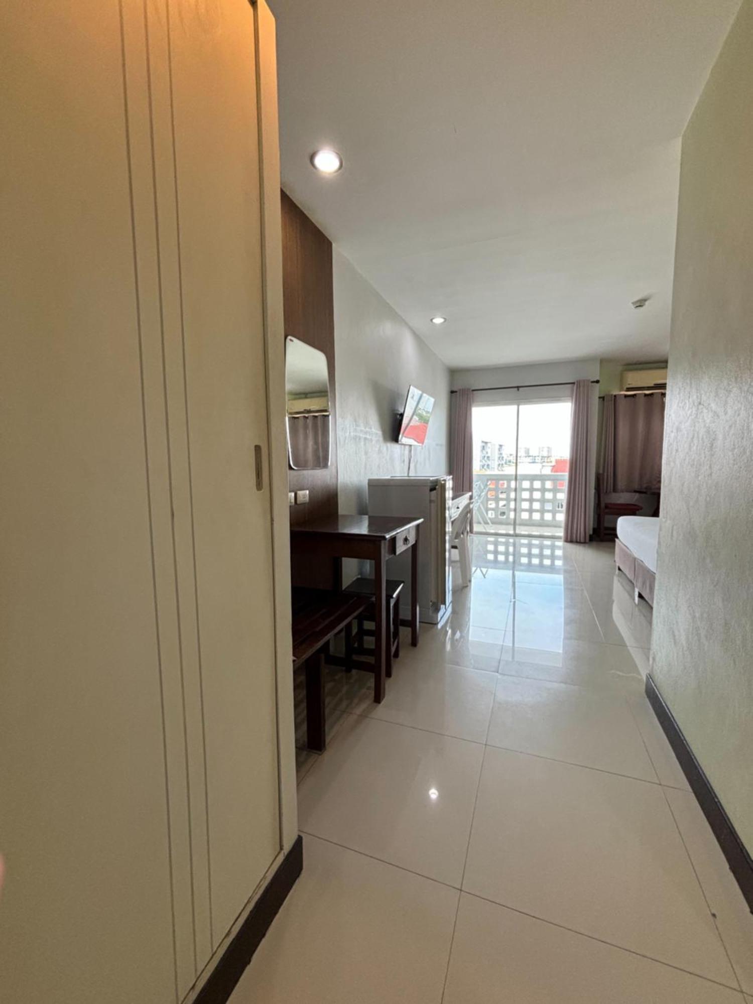 Sutus Court 1 Hotel Pattaya Bagian luar foto