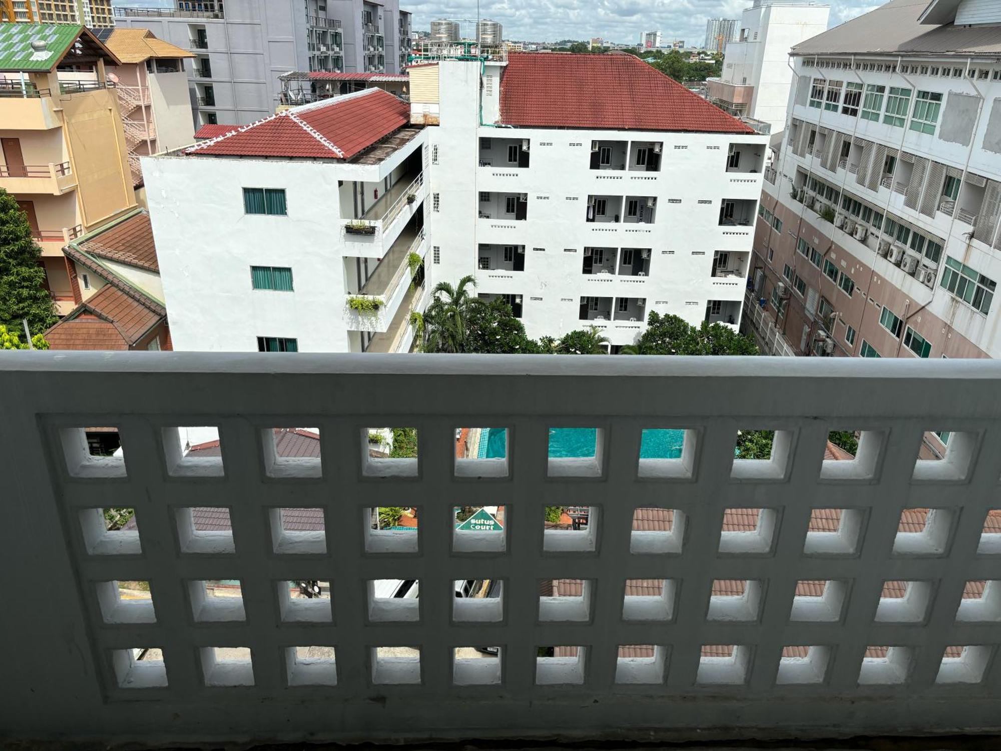 Sutus Court 1 Hotel Pattaya Bagian luar foto