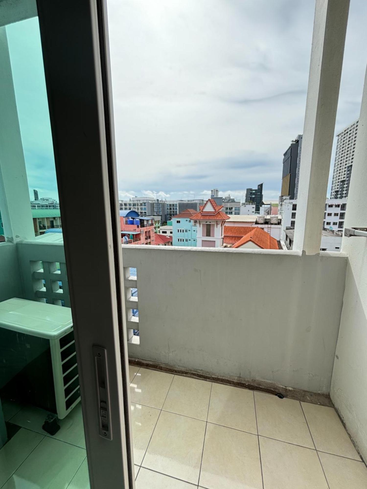 Sutus Court 1 Hotel Pattaya Bagian luar foto