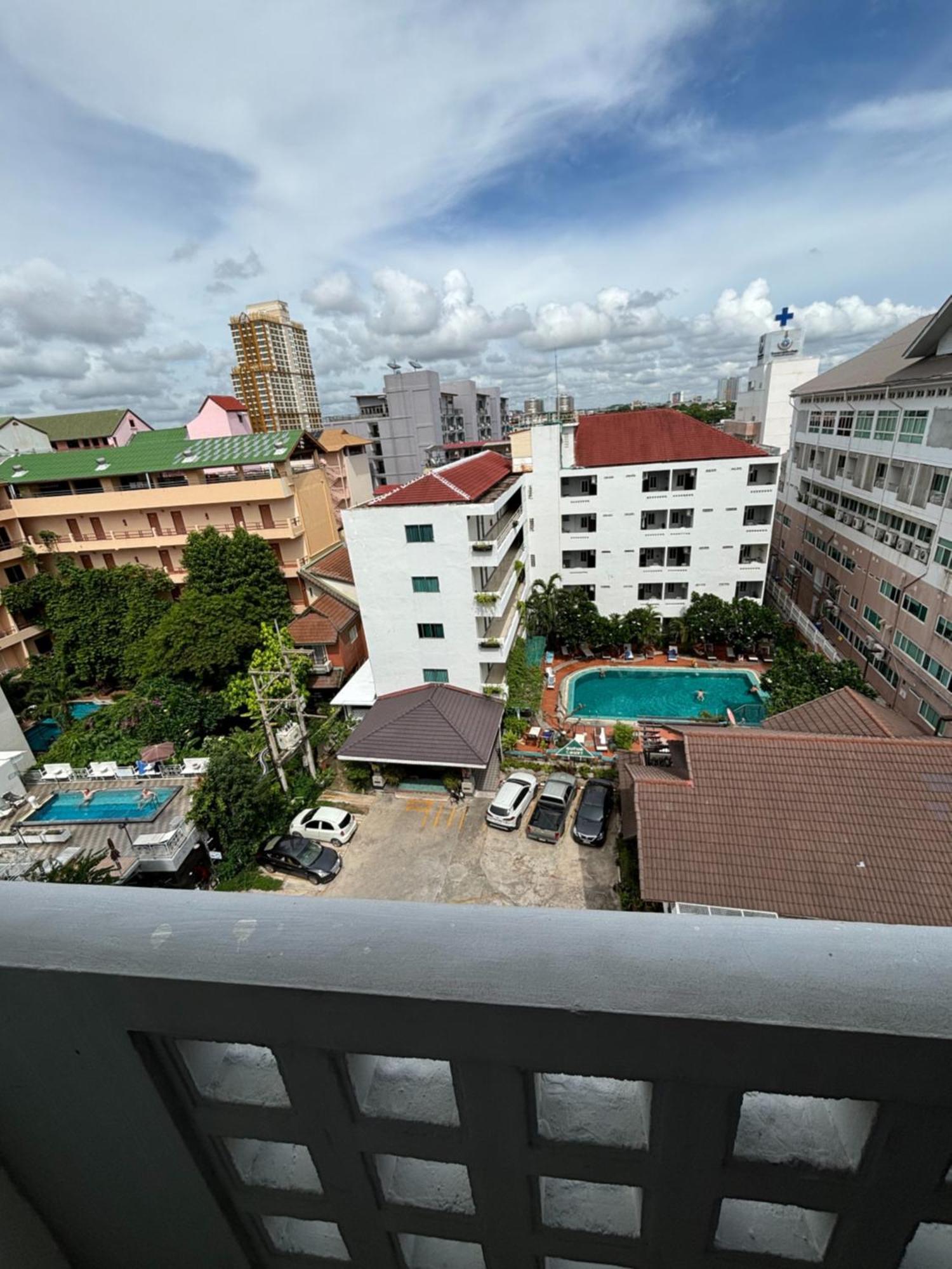 Sutus Court 1 Hotel Pattaya Bagian luar foto