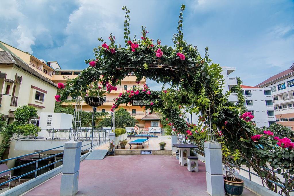 Sutus Court 1 Hotel Pattaya Bagian luar foto