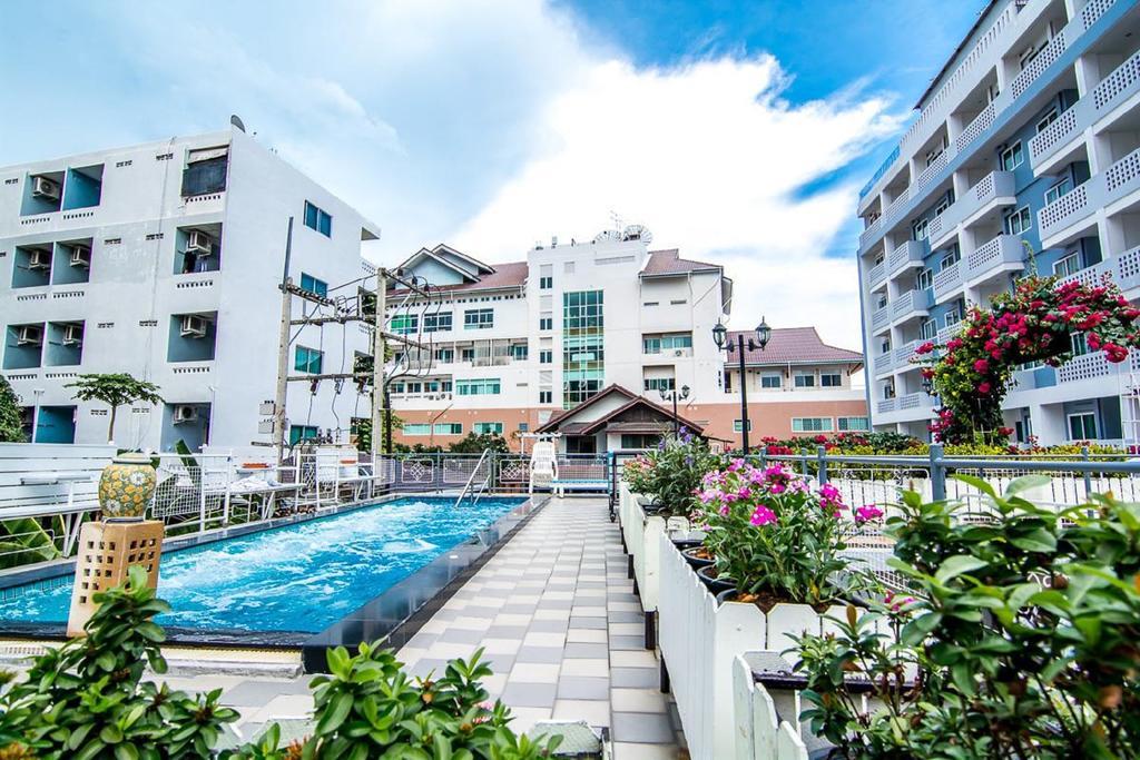 Sutus Court 1 Hotel Pattaya Bagian luar foto