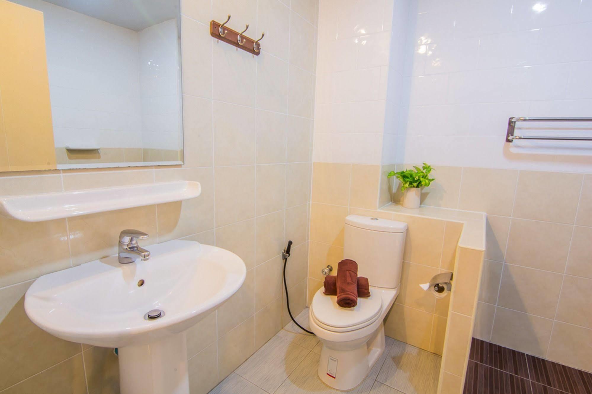 Sutus Court 1 Hotel Pattaya Bagian luar foto