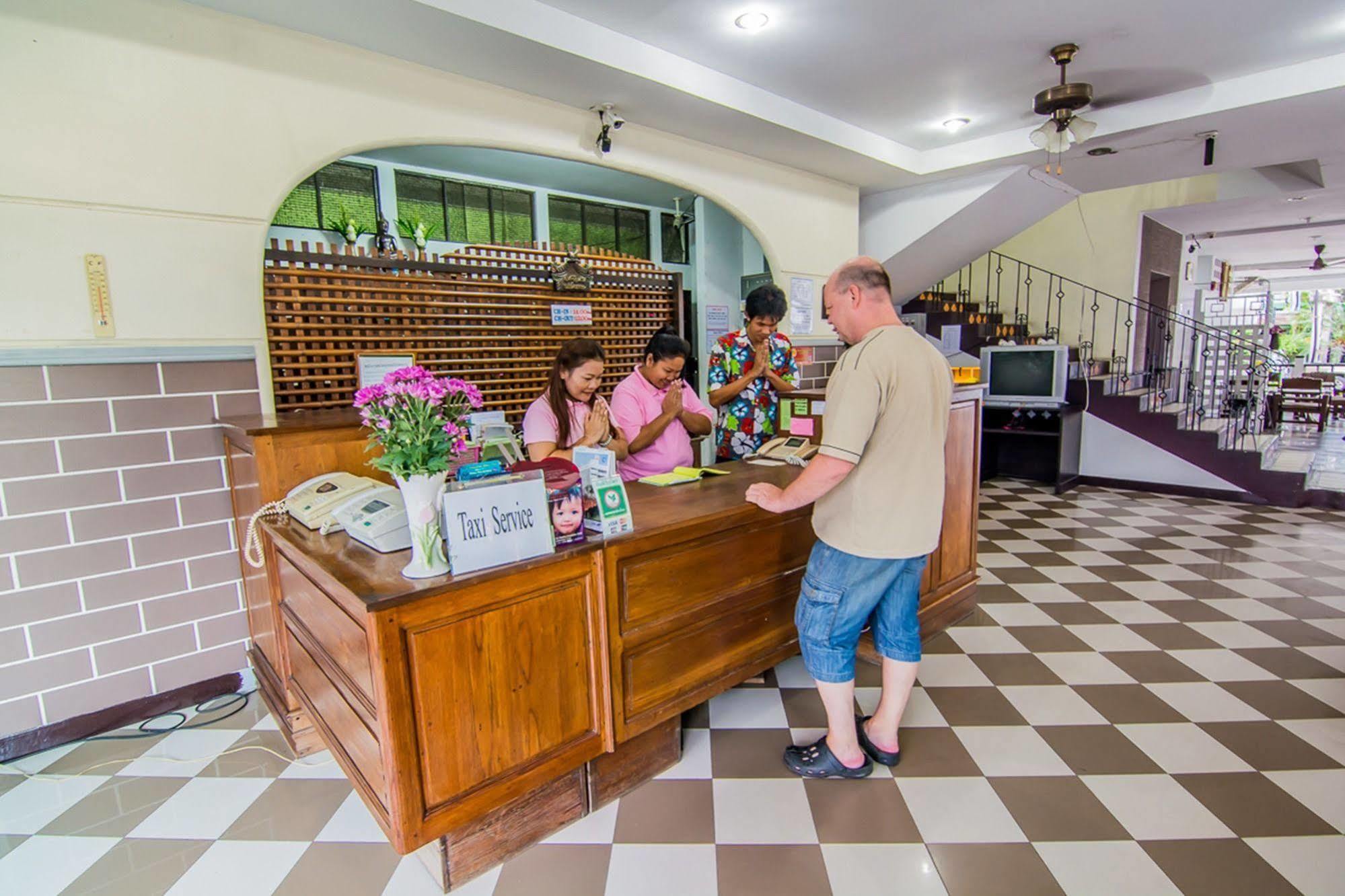 Sutus Court 1 Hotel Pattaya Bagian luar foto