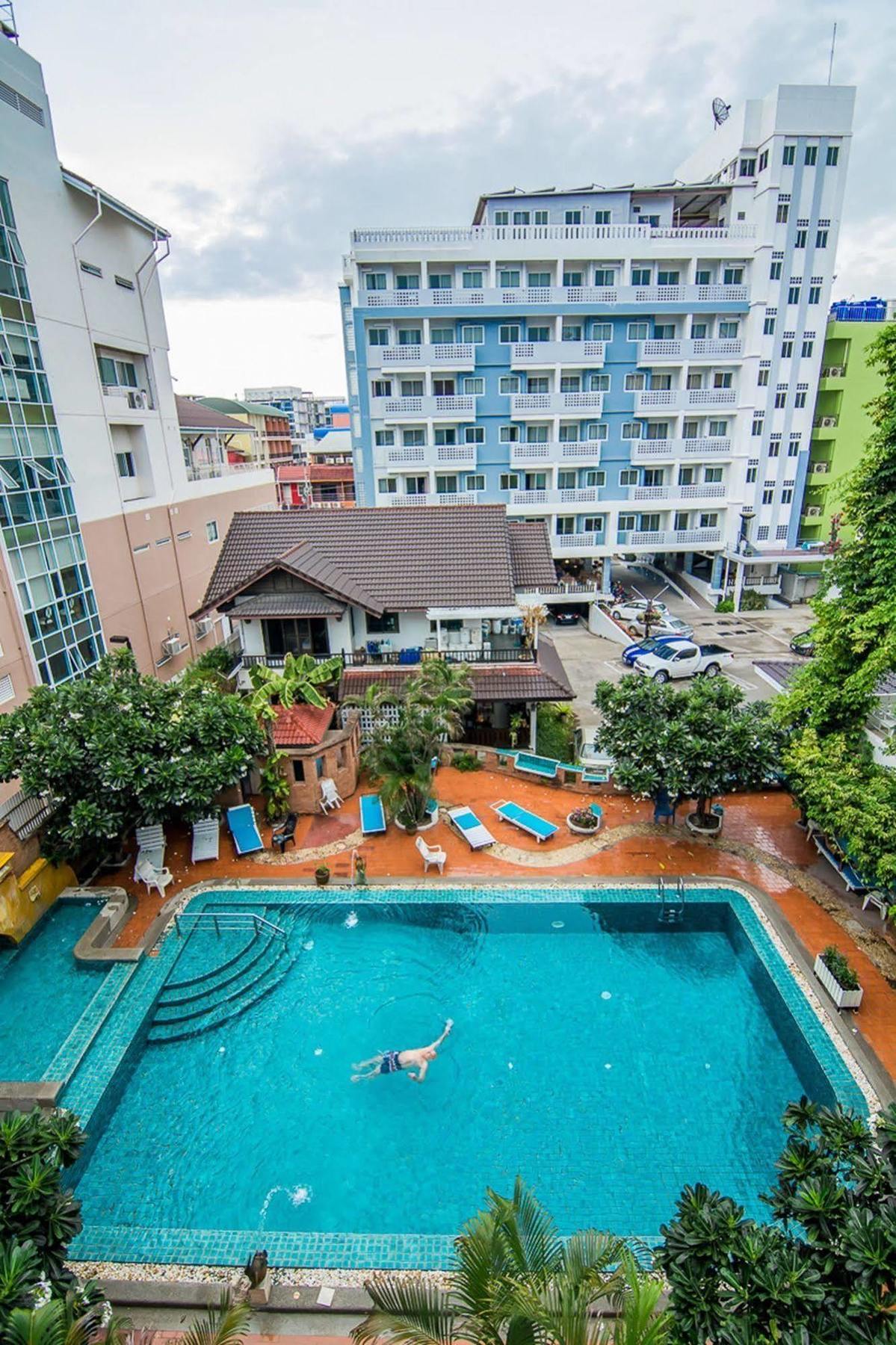 Sutus Court 1 Hotel Pattaya Bagian luar foto