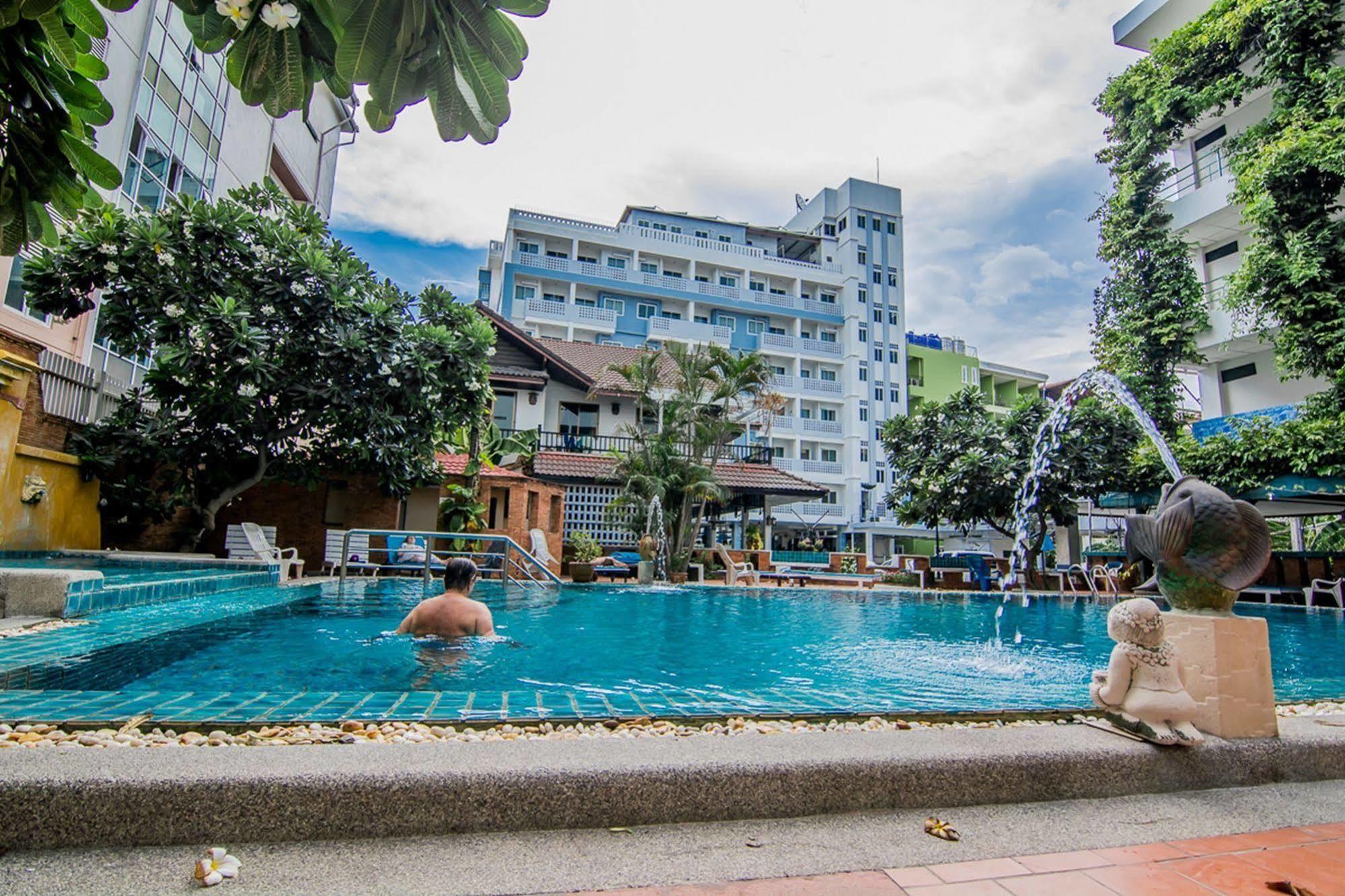 Sutus Court 1 Hotel Pattaya Bagian luar foto