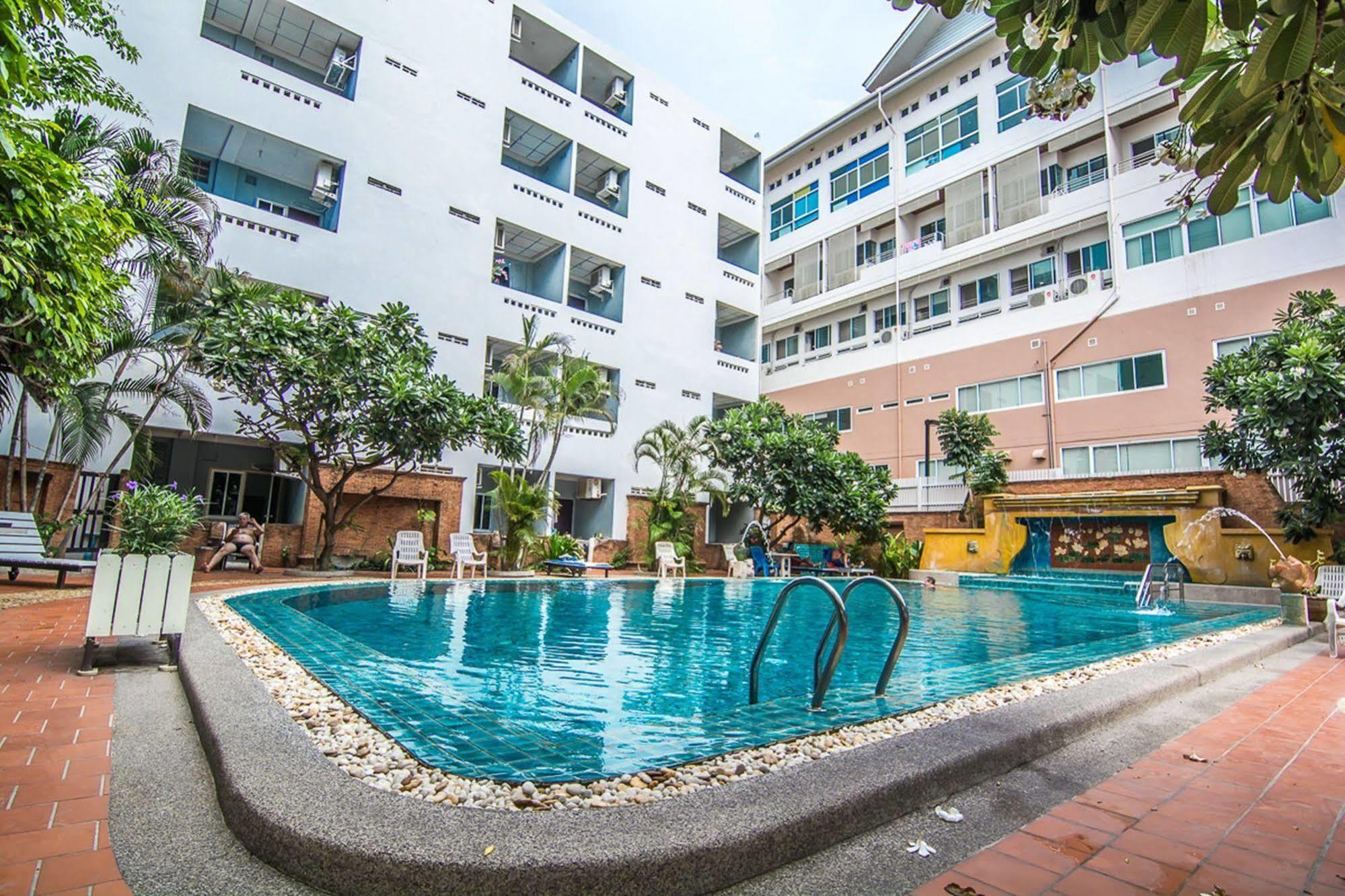 Sutus Court 1 Hotel Pattaya Bagian luar foto