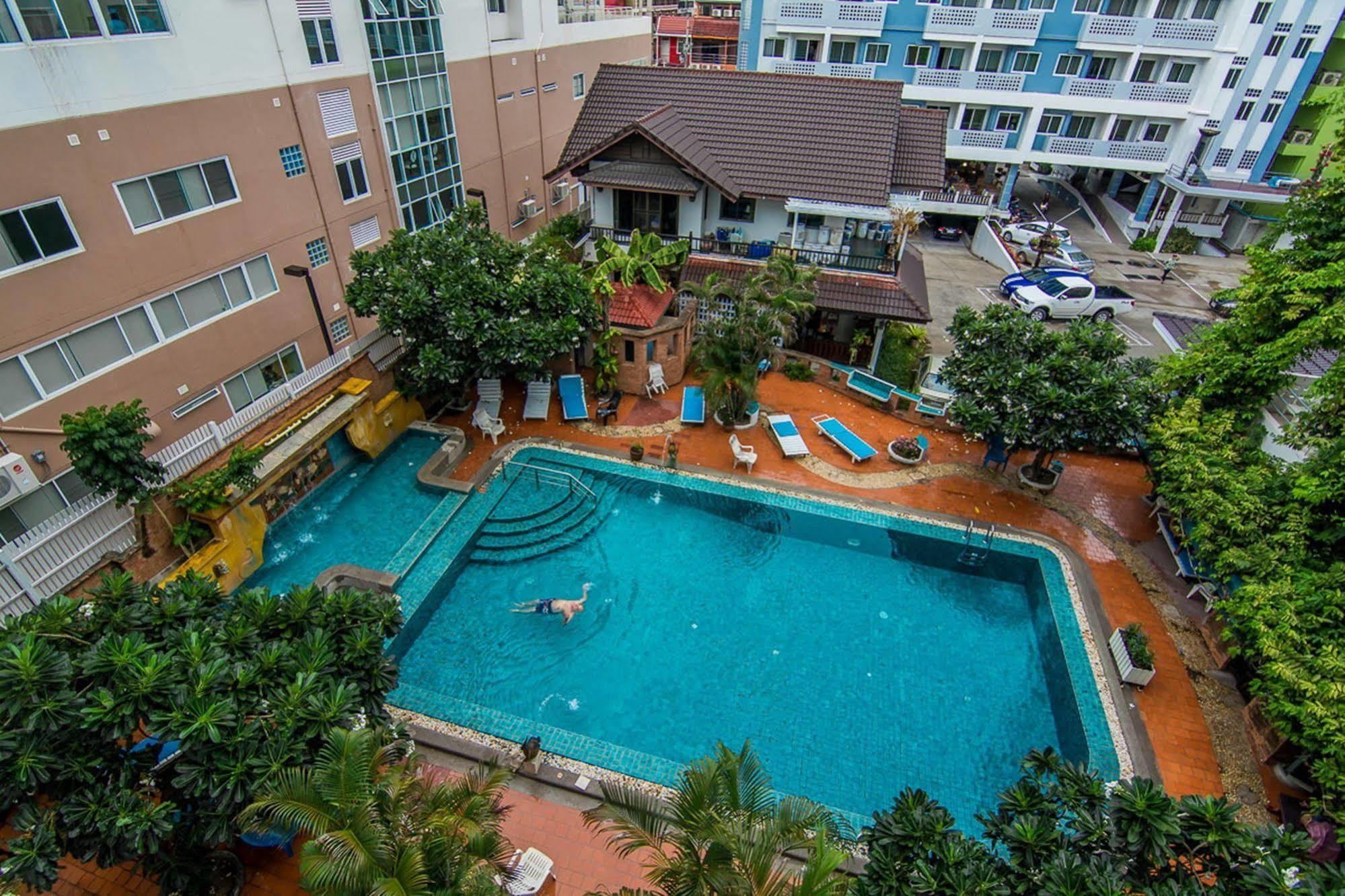 Sutus Court 1 Hotel Pattaya Bagian luar foto