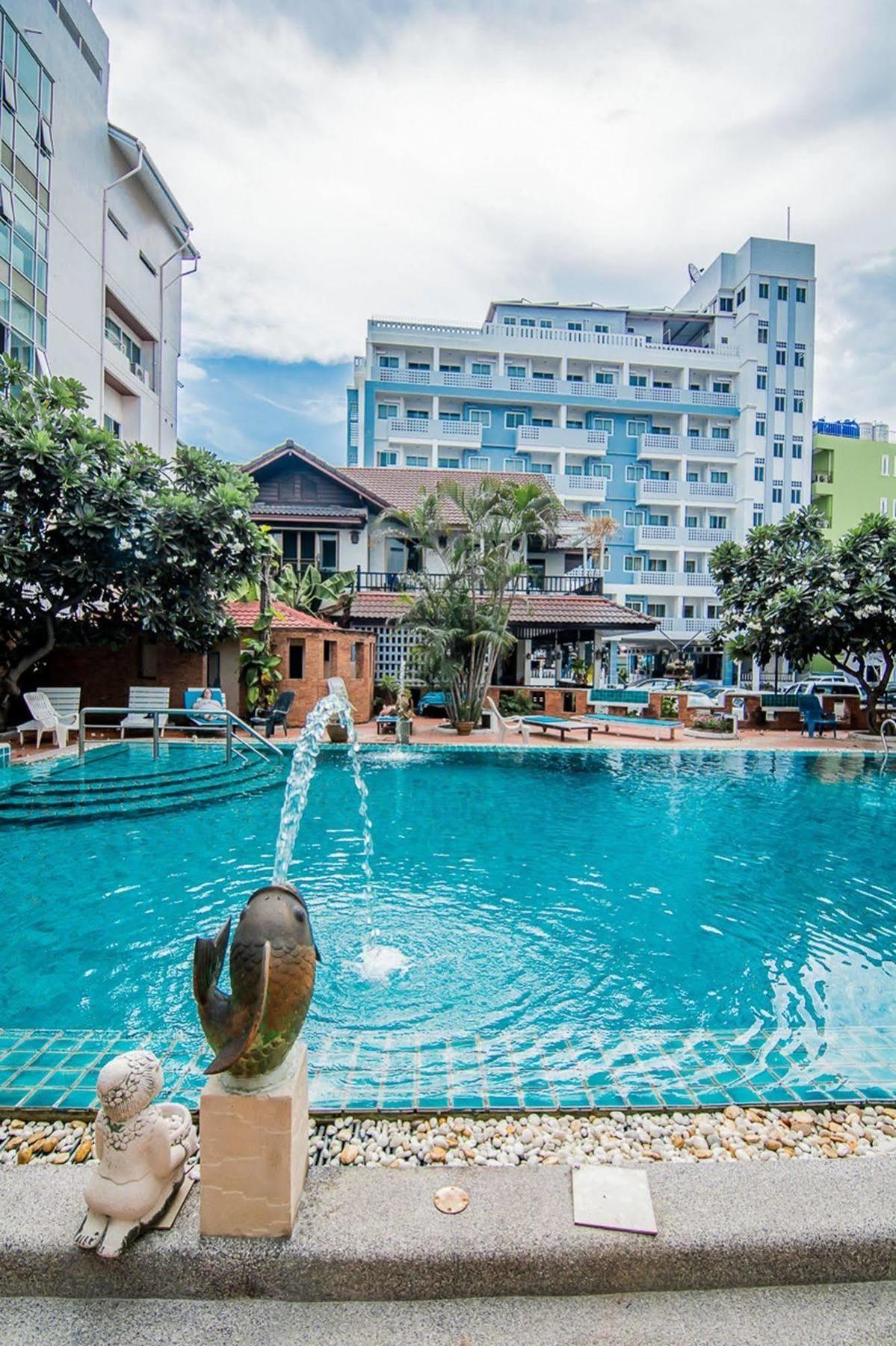 Sutus Court 1 Hotel Pattaya Bagian luar foto