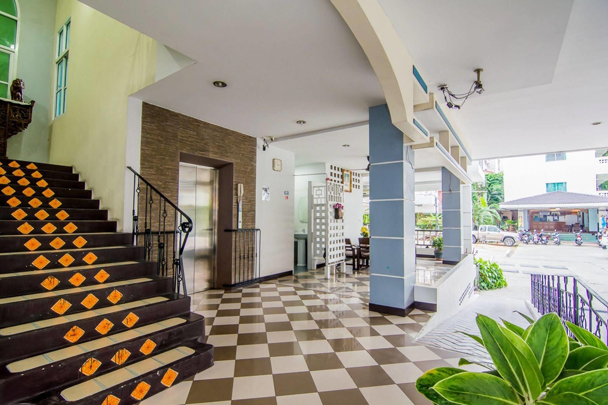 Sutus Court 1 Hotel Pattaya Bagian luar foto