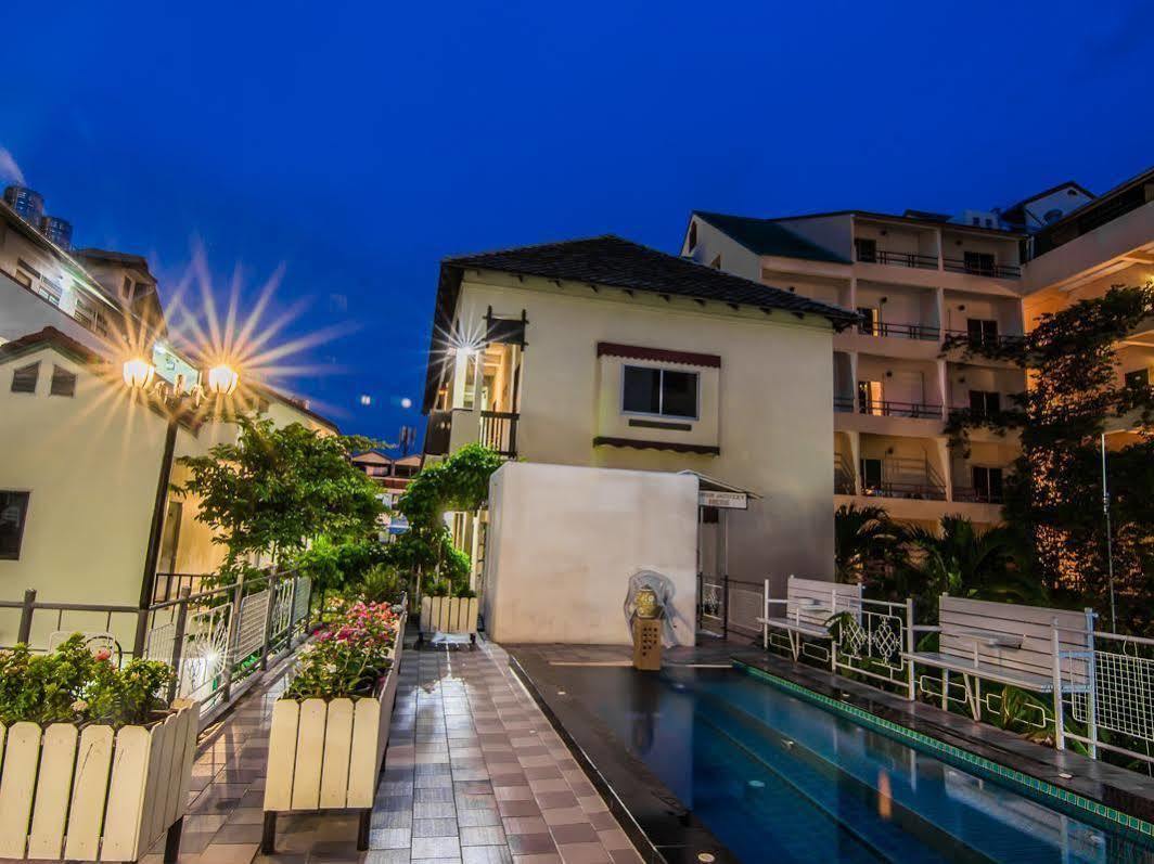 Sutus Court 1 Hotel Pattaya Bagian luar foto