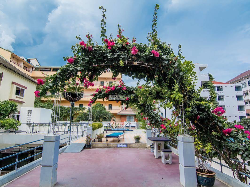 Sutus Court 1 Hotel Pattaya Bagian luar foto