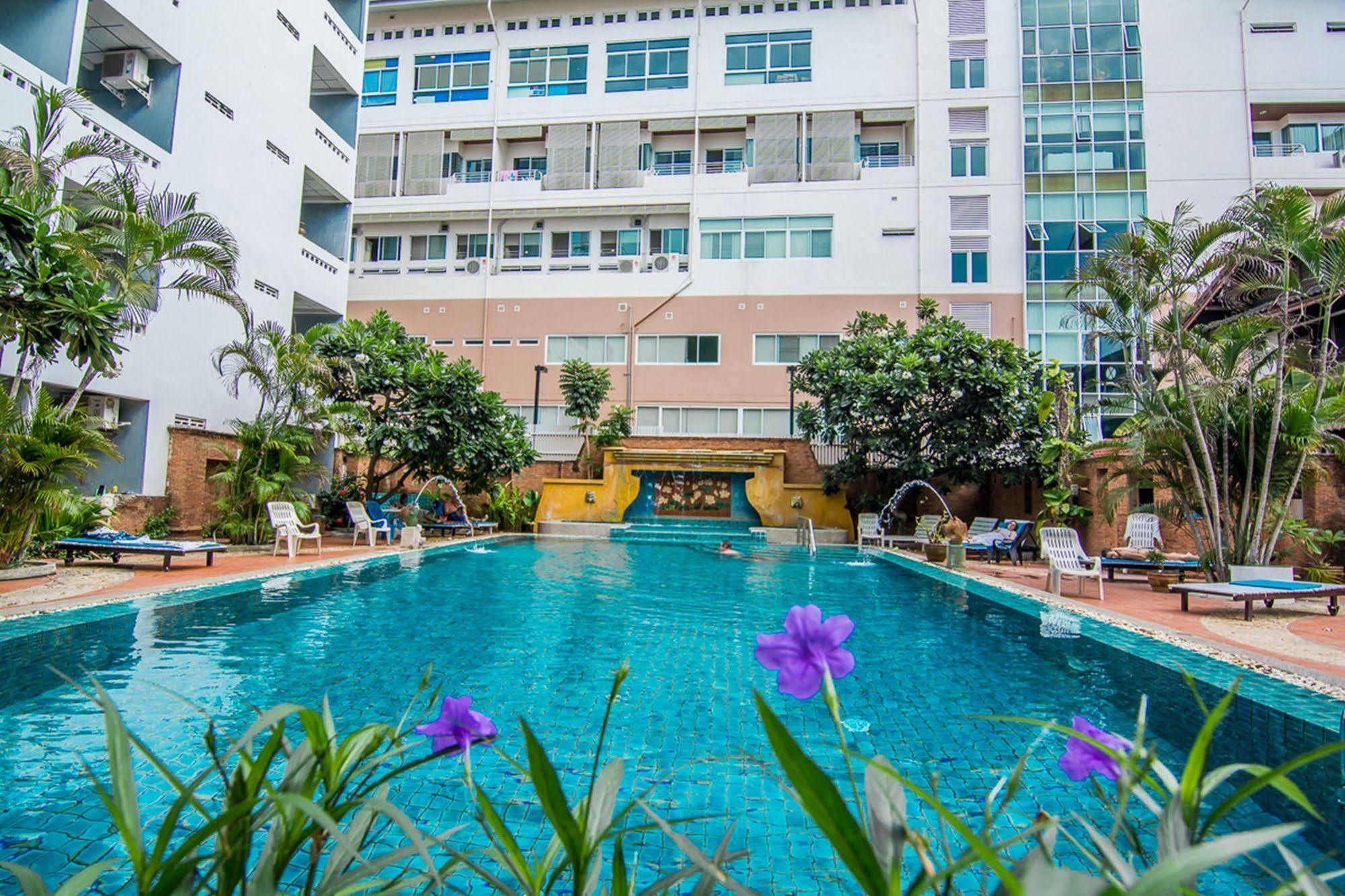 Sutus Court 1 Hotel Pattaya Bagian luar foto