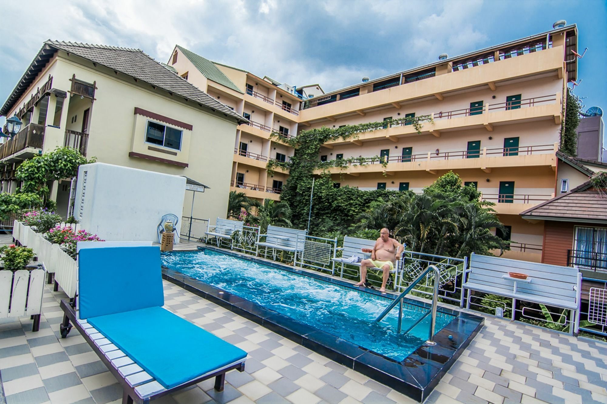 Sutus Court 1 Hotel Pattaya Bagian luar foto