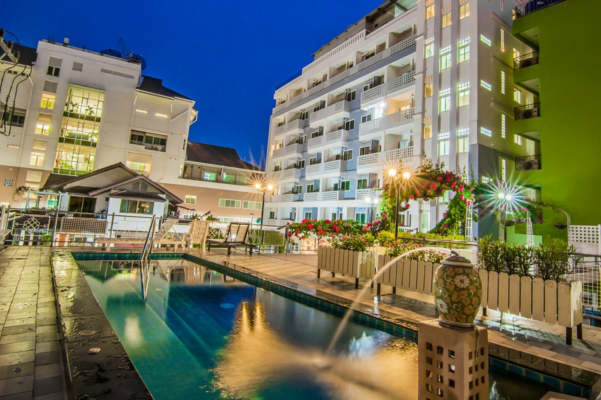 Sutus Court 1 Hotel Pattaya Bagian luar foto